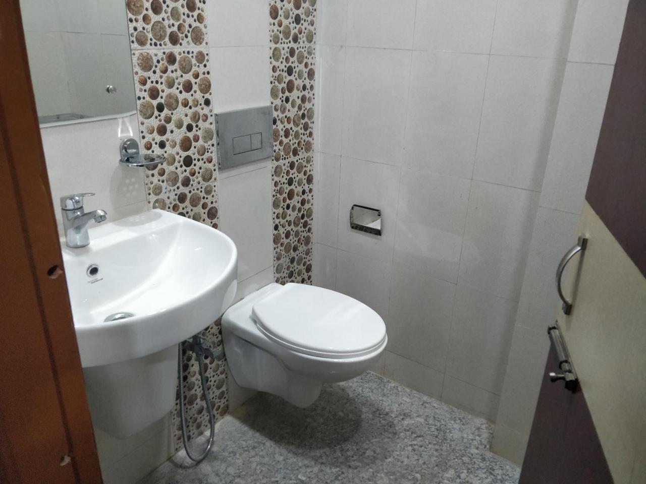 Oyo 16871 Anant Home Stay Shillong Exterior photo